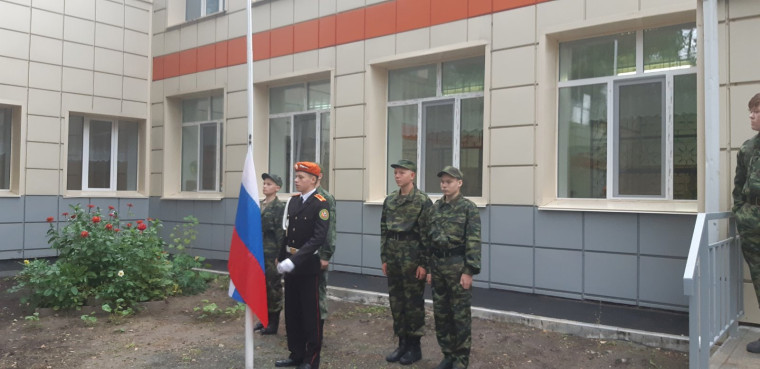 Еженедельное поднятие Государственного флага России.